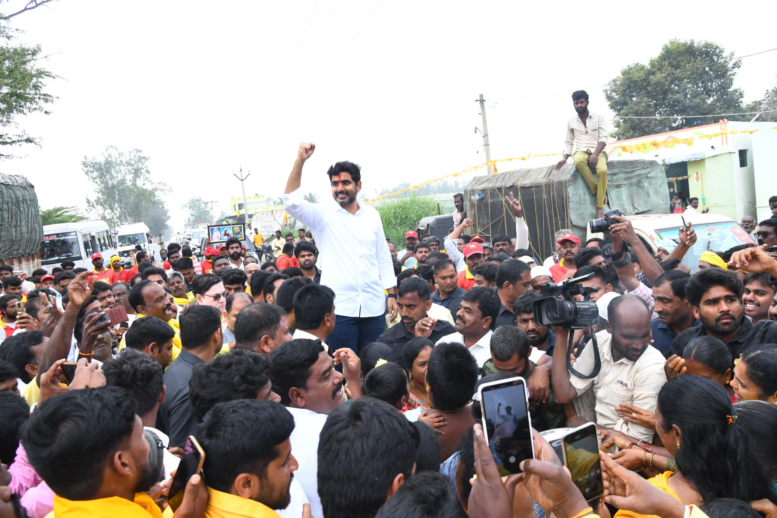 ప్రజల కష్టాలు గుర్తించి అండగా నిలిచేవాడే అసలైన నాయకుడు